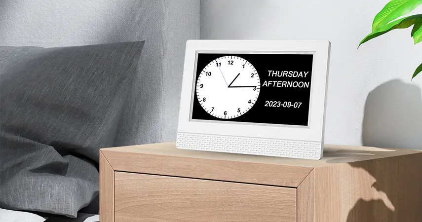 Slechtziende ouderen met geheugenverlies draaien de klok aan de muur om